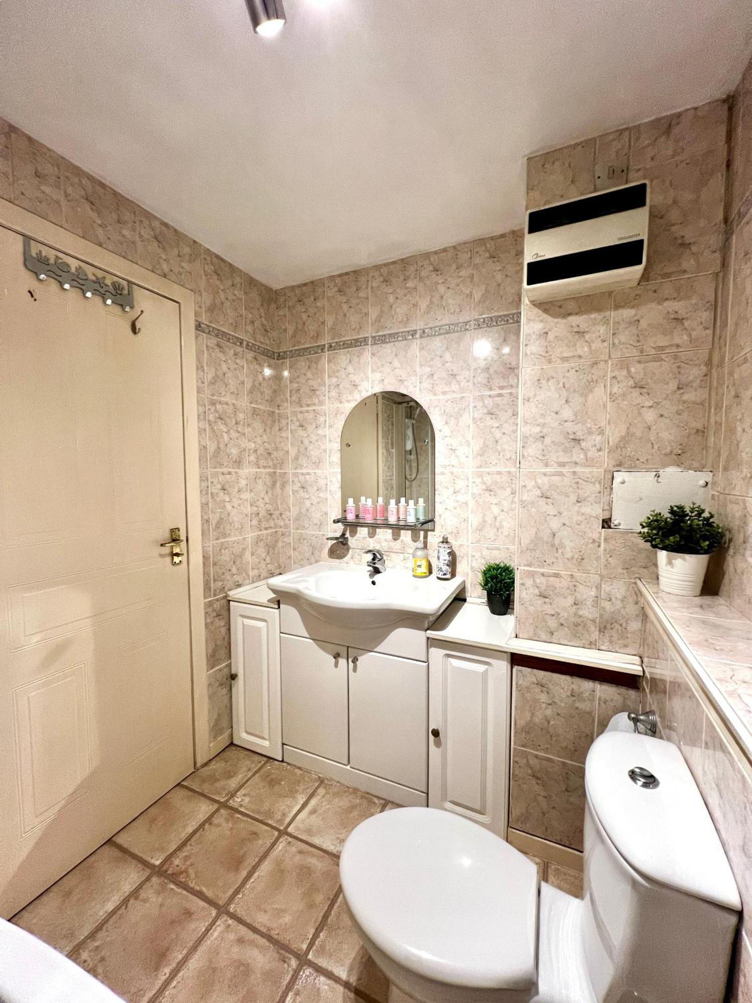 Ground Floor Flat With Free Parking & Wifi Apartman Glasgow Kültér fotó