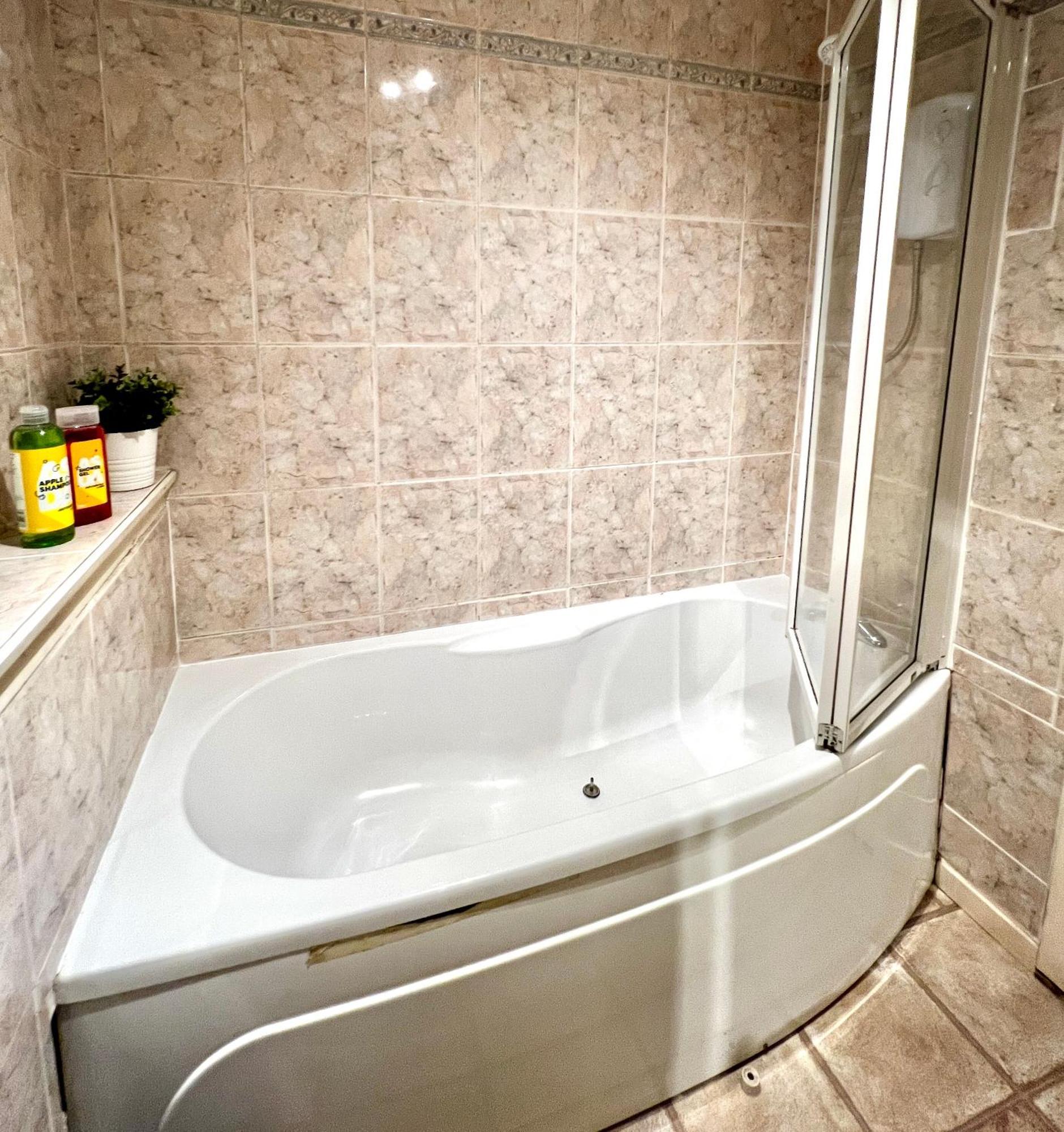 Ground Floor Flat With Free Parking & Wifi Apartman Glasgow Kültér fotó