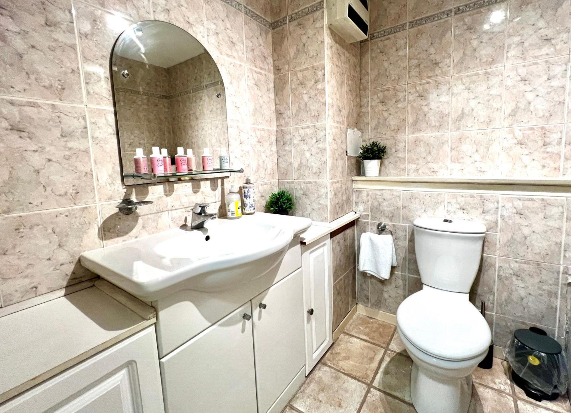 Ground Floor Flat With Free Parking & Wifi Apartman Glasgow Kültér fotó